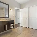 Luxurious Downtown Corner Views 2 Bed 2bath 61 Holiday home *