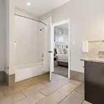 Luxurious Downtown Corner Views 2 Bed 2bath 61 Holiday home