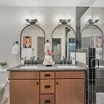 Holiday home New Bright Modern Townhome With Rooftop & Garage *