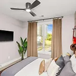 2 Adjacent Luxury Homes Rooftop Decks & Game Holiday home Nashville