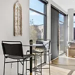 Luxurious Downtown-2 Bed 2 Bath Corner 2m Holiday home
