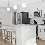 Luxurious Downtown-2 Bed 2 Bath Corner 2m *