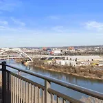Luxurious Downtown Corner Views 2 Bed 2bath 61 Holiday home *