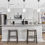 Luxurious Downtown-2 Bed 2 Bath Corner 2m Holiday home *