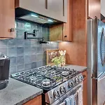 New 2 Luxe Townhomes With Rooftops Sleeps 24 Holiday home