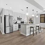 Luxurious Downtown-2 Bed 2 Bath Corner 2m Holiday home
