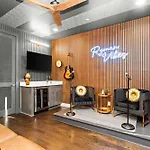 Holiday home Iconic Ryman Revival - Pews Murals & Karaoke Nashville