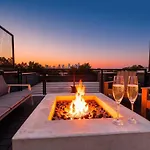 Holiday home Rooftop Hot Tub Fire Pit 8br Near Broadway