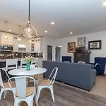 Broadway Breeze Escape Modern Comfort Nashville