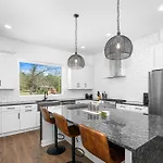 Emerald Overlook - Skyline Views & Rooftop Patio Holiday home *