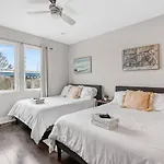 Chic Near Downtown Sleeps 14 Holiday home Nashville
