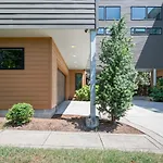 Walk & Bike-Stunning Natural Light! 13 Mins To Downtown