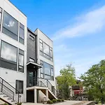 Emerald Overlook - Skyline Views & Rooftop Patio