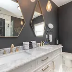 Broadway Breeze Escape Modern Comfort Holiday home