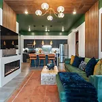 Three King Suites With Pool Gym Balcony Garage Right On Music Row Downtown Views From Rooftop Walk To Rca Studio B & Local Dining Elevator Access 24 Hr Hospitality