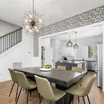Emerald Overlook - Skyline Views & Rooftop Patio *