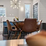 Chic Near Downtown Sleeps 14 Nashville