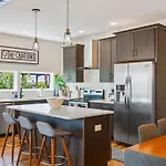 Walk & Bike-stunning Natural Light! 13 Mins To Downtown Holiday home *