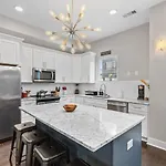 Holiday home Chic Near Downtown Sleeps 14