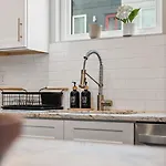 Chic Near Downtown Sleeps 14 *