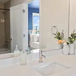 Holiday home Walk & Bike-stunning Natural Light! 13 Mins To Downtown