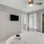 Chic Near Downtown Sleeps 14 * Nashville