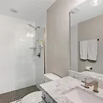 Chic Near Downtown Sleeps 14 Holiday home Nashville