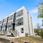 Emerald Overlook - Skyline Views & Rooftop Patio