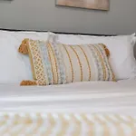 Chic Near Downtown Sleeps 14 *