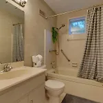 Holiday home New Playground Hot Tub Games And Broadway Buzz