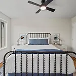 Walk & Bike-stunning Natural Light! 13 Mins To Downtown Holiday home *
