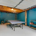 Holiday home New Playground Hot Tub Games And Broadway Buzz *