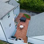 Holiday home New Playground Hot Tub Games And Broadway Buzz *