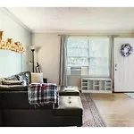 Cozy Duplex, 4 Beds, Near Downtown