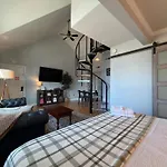 Walk To Broadway - Free Gated Parking - Cozy Condo