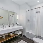 Oasis At The Muse Modern 2br With Balcony & Rooftop Views Nashville