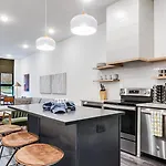 The Grove By Avantstay Stylish Group Stay With Private Bathrooms