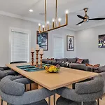 Bass - Private Rooftop - 8 Mins To Broadway Holiday home *