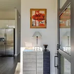 Minutes To Broadway Chic Newly Built 4Bdr W Balcony 98 Degrees By Avantstay