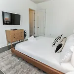 Modern Loft Near West End *