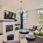 Luxury - The Gulch - Private Rooftop Holiday home *