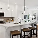 New Nash Modern Luxurious Space W Rooftop Views Holiday home Nashville