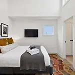 New Nash Modern Luxurious Space W Rooftop Views Holiday home Nashville