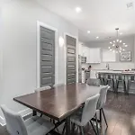 Holiday home Cypress - Private Rooftop Patio - Mins To Broadway
