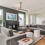 Holiday home The Elmwood - Brand New Rooftop Lounge W Firepit