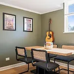 Cozy Ranch Retreat-large Deck & Yard-10 Mins To Downtown Holiday home