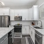Cypress - Private Rooftop Patio - Mins To Broadway Holiday home *