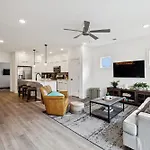 New Nash Modern Luxurious Space W Rooftop Views Holiday home Nashville