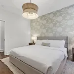 Luxury - The Gulch - Private Rooftop Holiday home