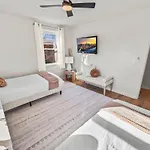 Cozy Ranch Retreat-large Deck & Yard-10 Mins To Downtown